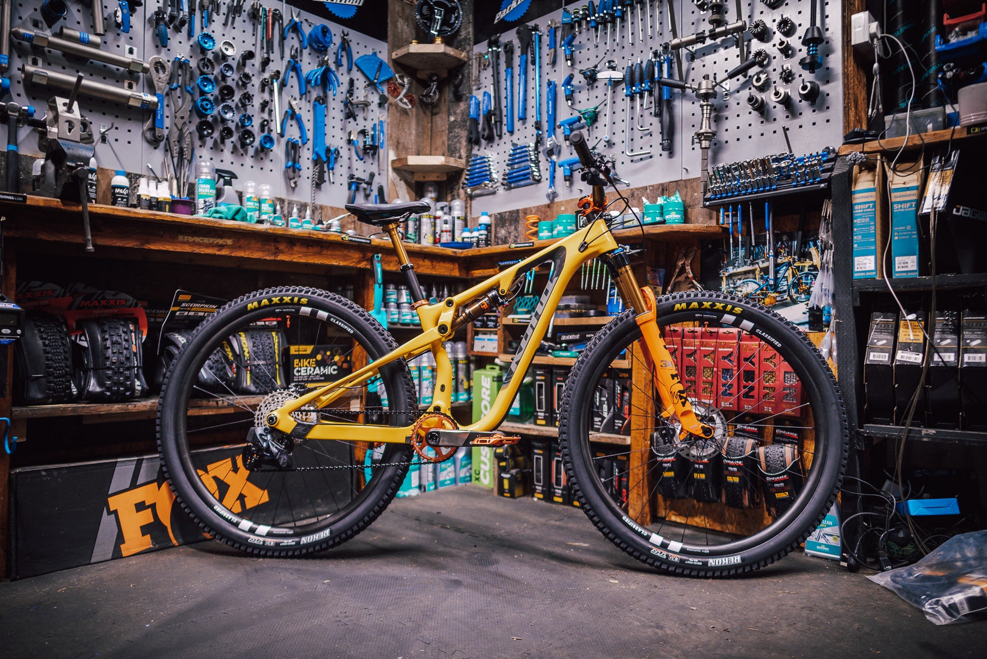 Kona Dream Builds: Gee Milner Builds a Hei Hei CR DL from the Future